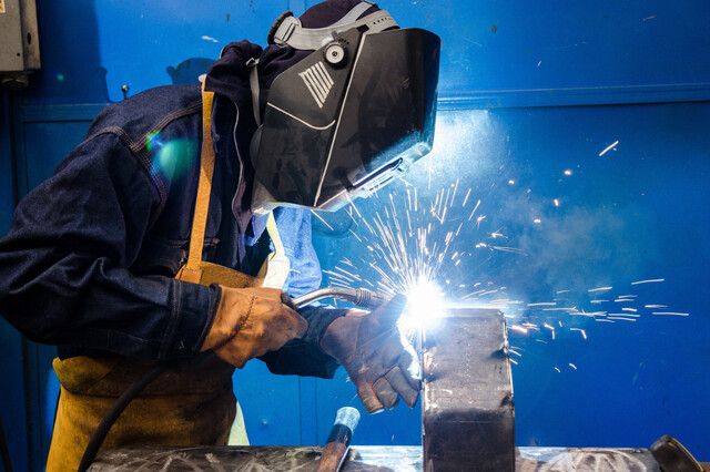 UTILIZZO SALDATRICE A FILO CONTINUO E AD ELETTRODO